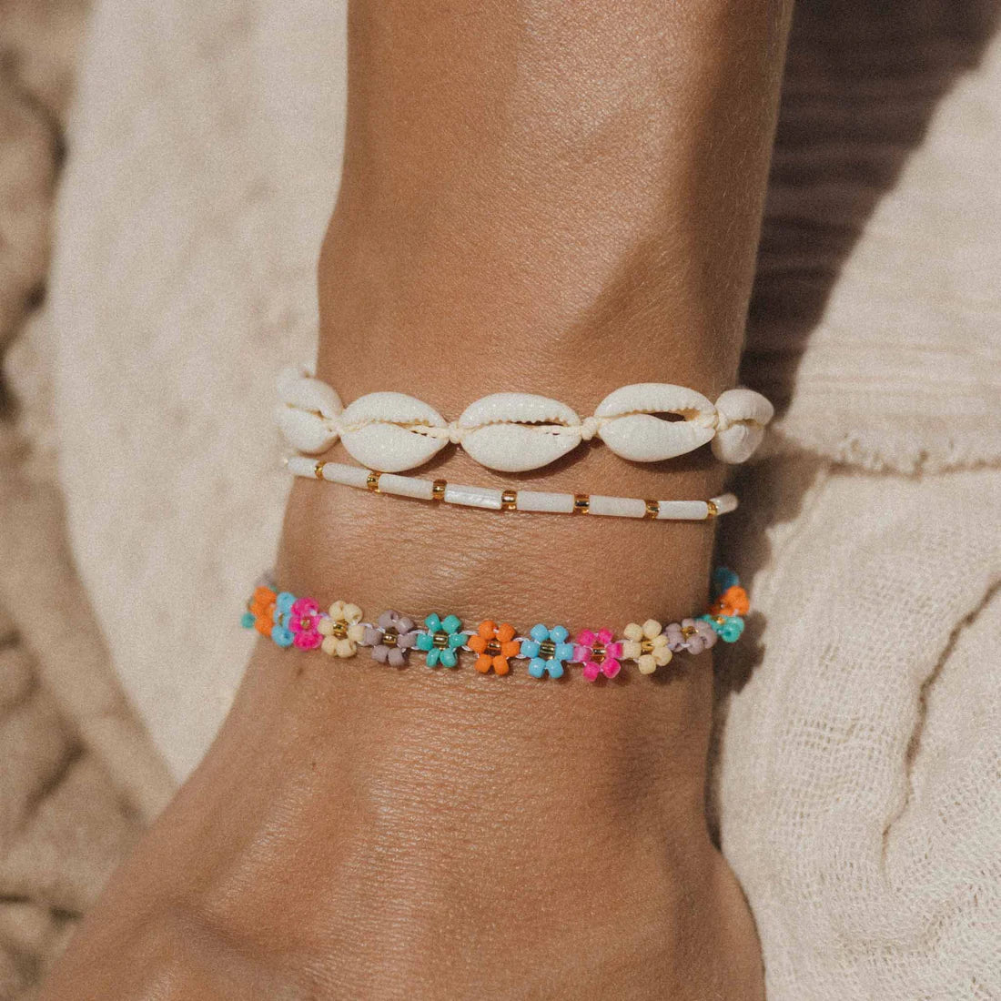 Pineapple Island Surga Daisy & Shell Bracelet Set