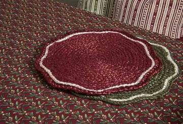 Scalloped Jute Placemat Red Christmas