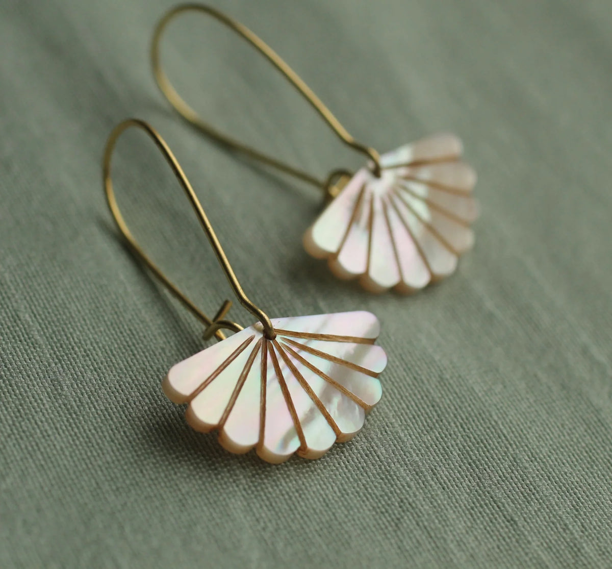 Silk Purse Mother of Pearl Scallop Earrings Gold Short
